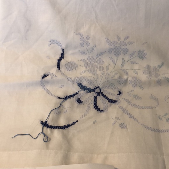 Bucilla Special Edition Stamped Pillowcases BRIDAL BOUQUET for Embroidery 1 Pair - Picture 4 of 5